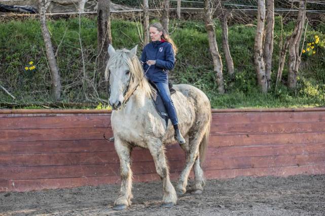 Epaule en dedans au pas sur la piste, cela me permet de travailler l'abaissement des hanches (ici la hanche gauche). Crédits photo Sarah Stefani.